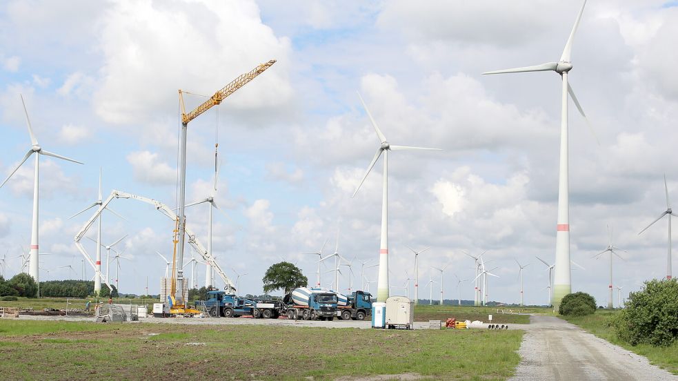 Ein Windpark im Entstehen. Das Bild entstand im Kreis Wittmund. Foto: Oltmanns