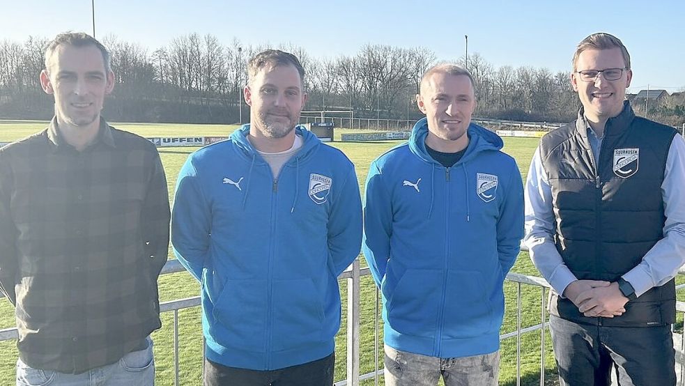 Am Wochenende stellten Fußballobmann Christian Küßner (links) und der 1. Vorsitzende Dennis Igelmann (rechts) das neue Trainer-Duo Christian Diener (Zweiter von links) und Waldemar Schulz vor. Foto: Privat