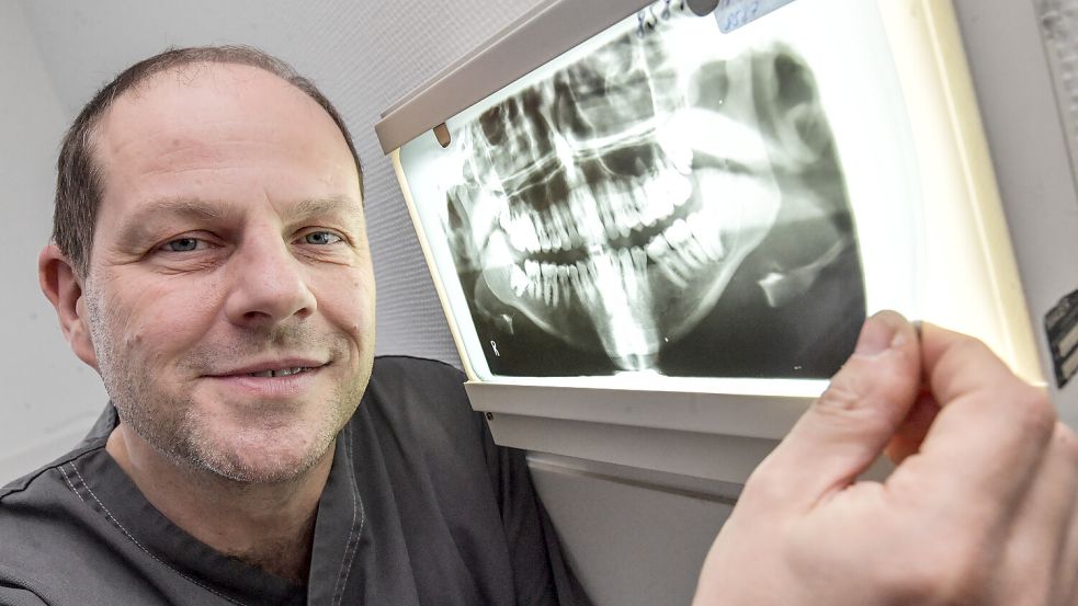 Professor Dr. Dr. Oliver Driemel lehrt an der Universität Rostock – künftig empfängt er Studierende aus Rostock in seiner Leeraner Zahnarzt-Praxis. Foto: Ortgies