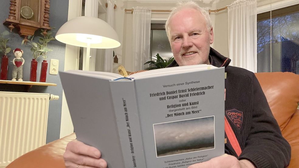 Bernd Sauerbrey und sein frisch erschienenes Buch. Foto: Oltmanns