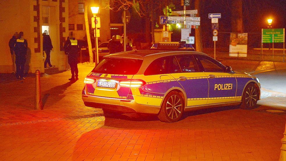 Die Polizei war mit mehreren Streifenwagen in Weener im Einsatz. Einer stand an der Ecke Westerstraße/Norderstraße. Foto: Wolters