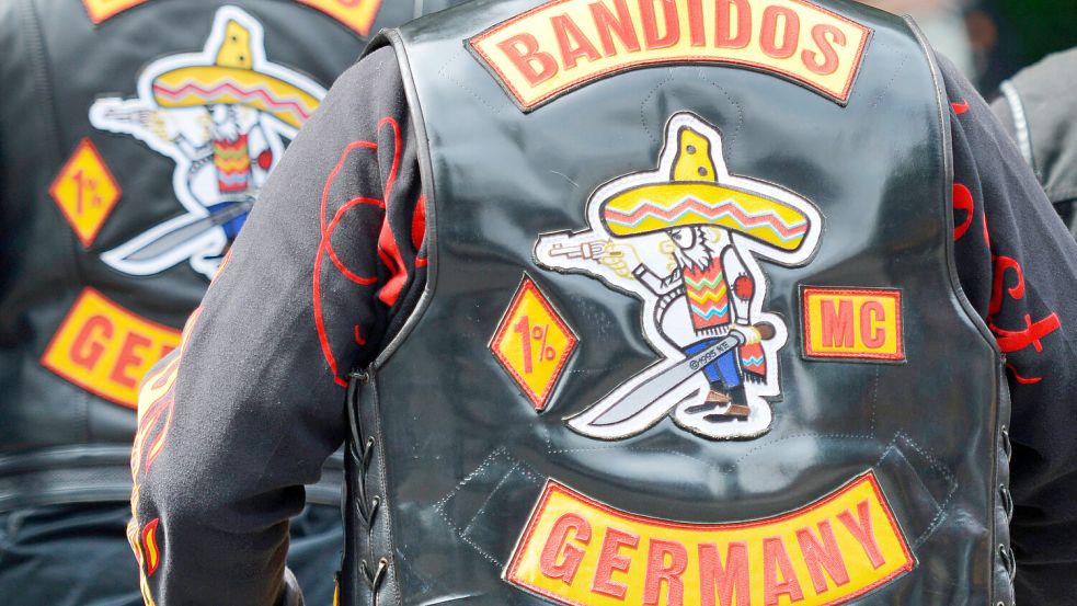 „Bandidos Germany“ steht auf dem Rücken von Westen, die Mitglieder des Motorradclubs „Bandidos“ tragen. Foto: Becker/dpa