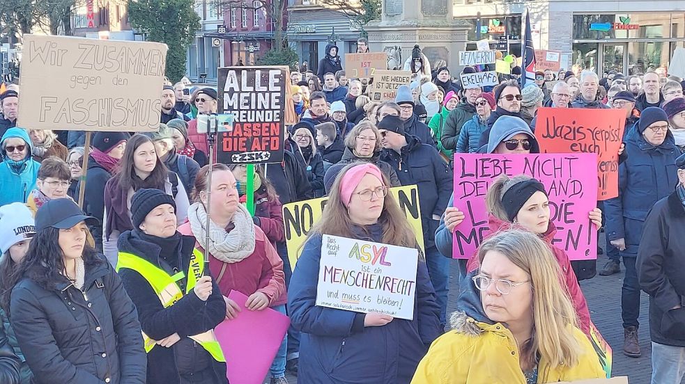 Viele Demonstrierende hatten Schilder und Plakate mitgebracht. Foto: Wolters