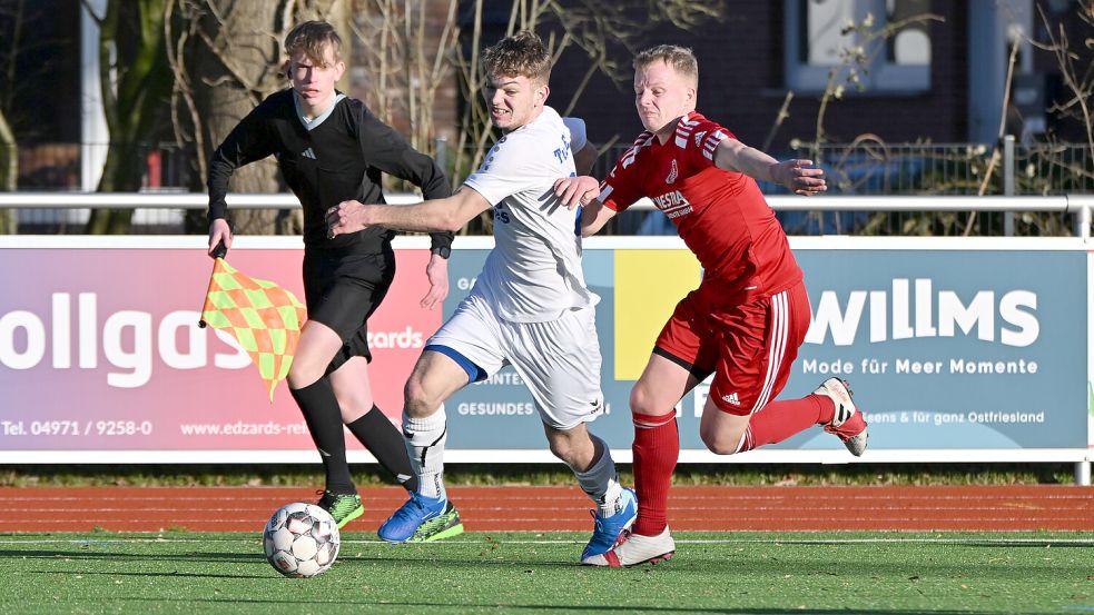 Der Esenser Luca Janssen (links) im Duell mit Jonte Marks von TuRa 07 Westrhauderfehn. Foto: Doden/Blomberg