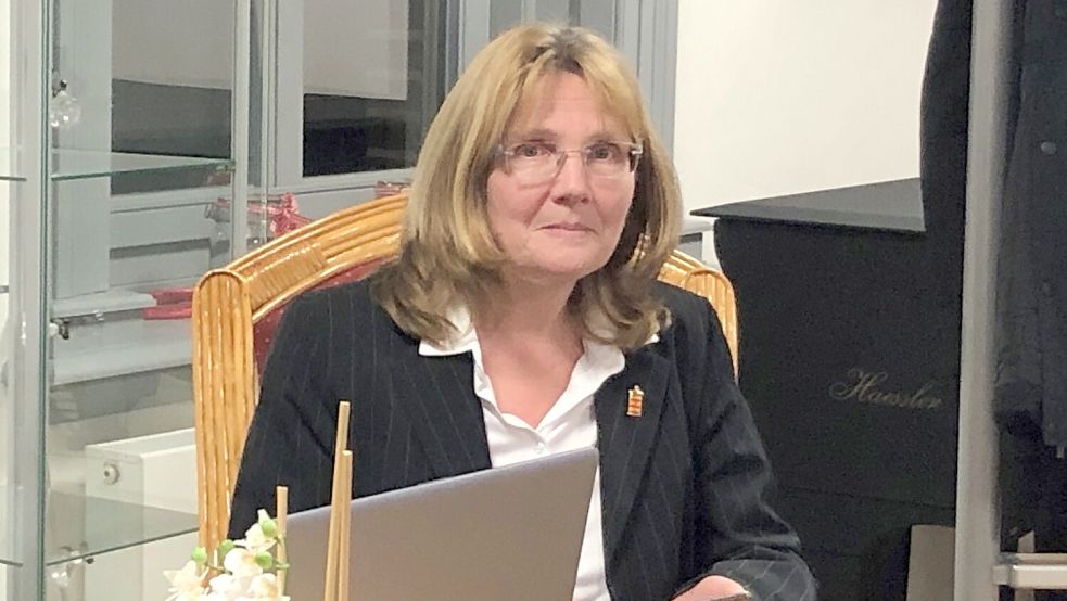 Hilke Looden verfolgte zusammen mit den Krummhörnern, die ins Rathaus gekommen waren, die Auszählung. Foto: Harms