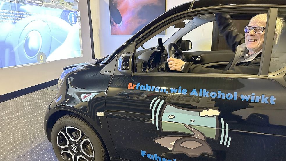 Dieter Jonescheit vom Bund gegen Alkohol und Drogen im Straßenverkehr sitzt am Steuer eines Fahrsimulators, der aktuell beim 62. Deutschen Verkehrsgerichtstag in Goslar Aufmerksamkeit auf sich zieht. Foto: Lars Laue