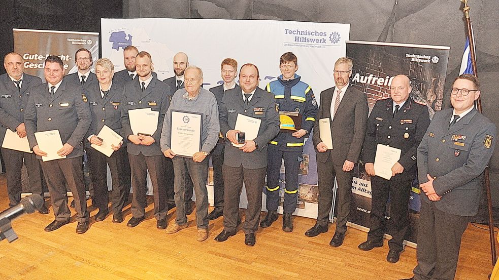 Der Ortsbeauftragte des THW Leer, Stefan Sandstede (rechts), ehrte (von links) Henning Fuchs, Aike Czerniakowski, Dr. Niklas Tammen, Elke Heppner, Jannis Löbel, Jannik Hoppmann, Wilm Bontjer, Walter Freesemann, Marten Eberlei, Michael Niemann, Sönke-Rikus Sonnenberg, Thomas Stamm und Jens Winkelmann. Fotos: Wolters