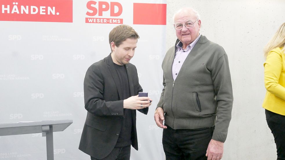 SPD-Generalsekretär Kevin Kühnert (links) überreicht die Medaille an Bernd Revens. Foto: Kruse