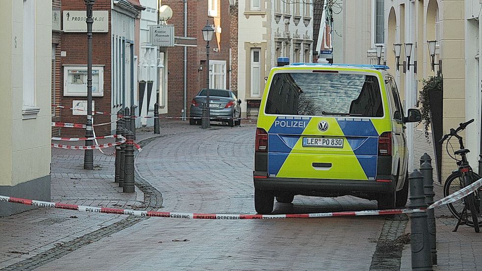 Auch am Sonntagmorgen ist die Norderstraße in Weener noch abgesperrt. Foto: Wolters