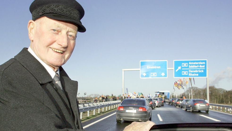 Es war „Tullums“ großer Tag: Am 20. Dezember 2004 wurde das letzte Stück der Autobahn 31 im Emsland in einer Feierstunde freigegeben. Foto: Archiv/Ortgies
