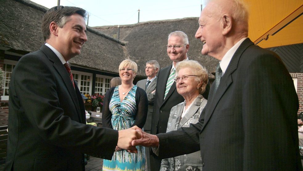 Rolf Trauernicht war als Netzwerker bekannt. Zu den legendären Spargelessen im „Blauen Fasan“ in Wiesmoor begrüßten er und seine Frau Betty mit Familie die Prominenz – hier den damalige Ministerpräsident David MacAllister (CDU). Foto: Archiv