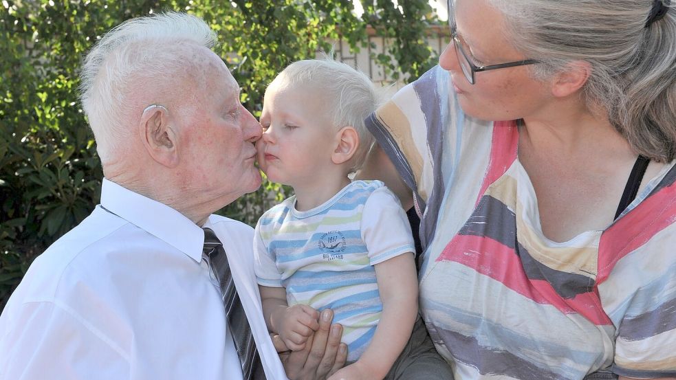 Rolf Trauernicht war auch ein Familienmensch: Zum 90. Geburtstag im Jahr 2014 gab es ein Küsschen von Enkel Enno, der da noch auf dem Arm seiner Mama saß. Christina Bernitzki ist eines von insgesamt vier Kindern von Rolf Trauernicht. Bild: Archiv/Ortgies