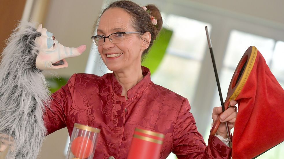 Melanie Runde fühlt sich auf einer Bühne nie allein. Beim Zaubern kommen das Opossum Tecumseh oder andere ihrer Handpuppen zum Einsatz. Foto: Ortgies