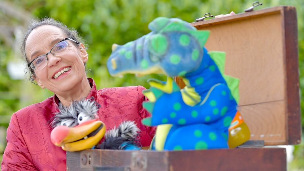 Das steckt eine Überraschung im Koffer: Wenn Melanie Runde zaubert, hat sie immer auch eine Bauchrednerpuppe dabei. Hier holt sie den Raben Zehra und den Drachen Scrooge heraus. Foto: Ortgies