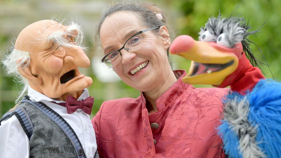 Der Opa und Rabe Zehra helfen Melanie Runde, ihre Geschichten zu erzählen. Sie bringen erst Leben hinein, findet die Künstlerin. „Mit wem sollte ich sonst reden?“ Foto: Ortgies
