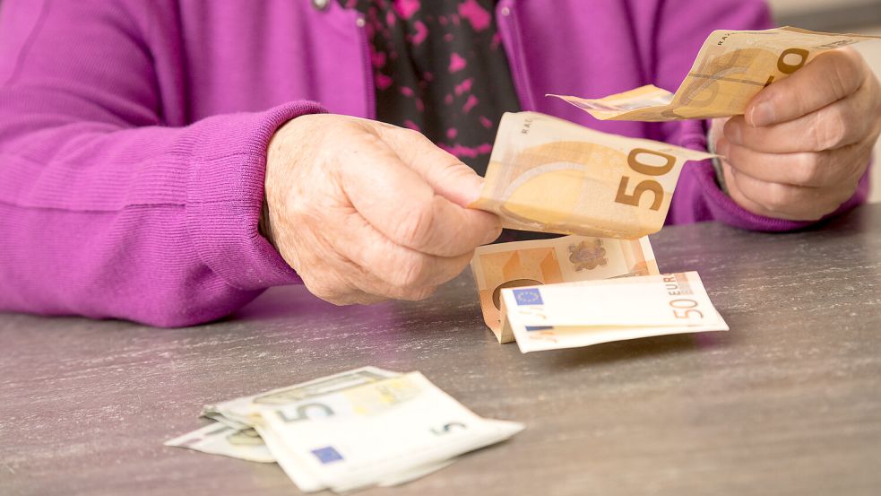 Der Entlastungsbetrag beträgt etwa 125 Euro pro Monat, im Jahr also etwa 1.500 Euro. Durch ihn sollen die Angehörigen, die oft die Betreuung des Pflegebedürftigen übernehmen, entlastet werden. Foto: dpa/dpa-tmn/Christin Klose