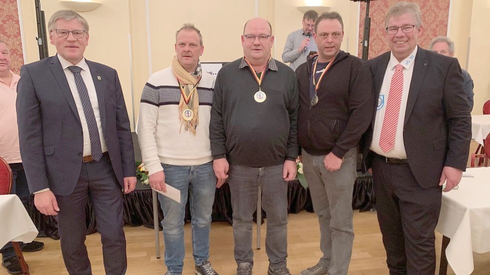 Die weißen Tauben entschieden den Mannschaftsskat für sich. Das Foto zeigt Aurichs Bürgermeister Horst Feddermann (von links), die Spieler Jörg Janssen, Hans-Jürgen von Hammel, Bernhard Rodyk sowie den Präsidenten des Skatverbandes Weser-Ems, Gerfried Meyer. Es fehlt Mitspieler Erich Schoon. Foto: privat