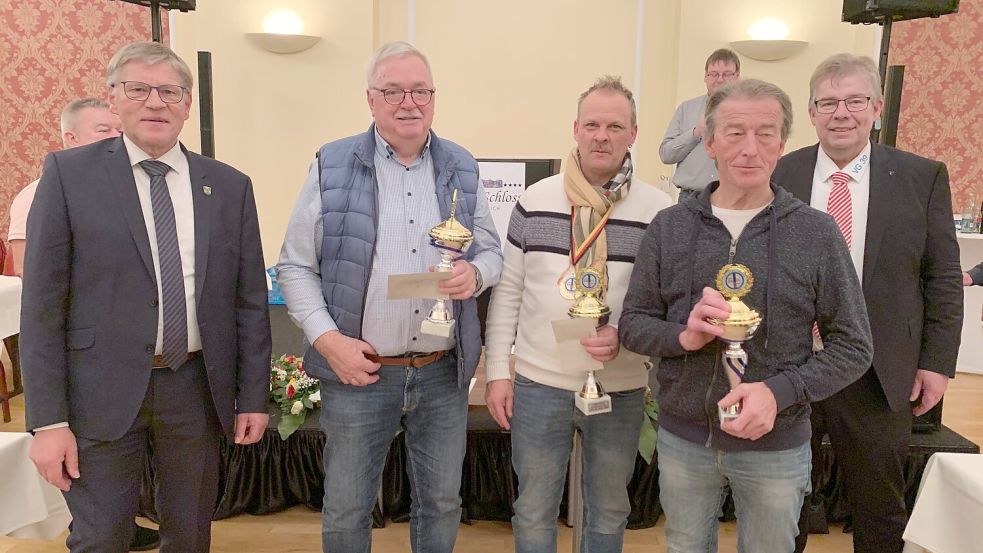 Bürgermeister Horst Feddermann (links) und Präsident Gerfried Meyer(rechts) ehrten die Einzelsieger (von links) Gustav Gravenhorst (2. Platz), Jörg Janssen (1. Platz) und Hans Korte (3. Platz).