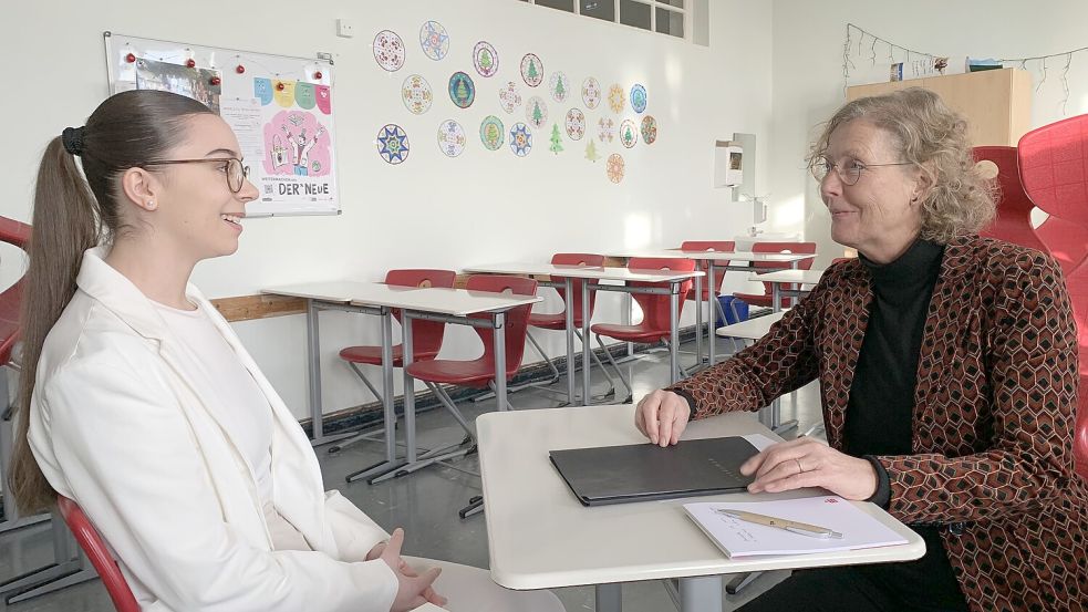 Schülerin Vanessa Qosja (links) stellte sich den Fragen von Ausbildungsleiterin Christiane Paulsen-Jegelka von der Sparkasse Emden. Foto: privat