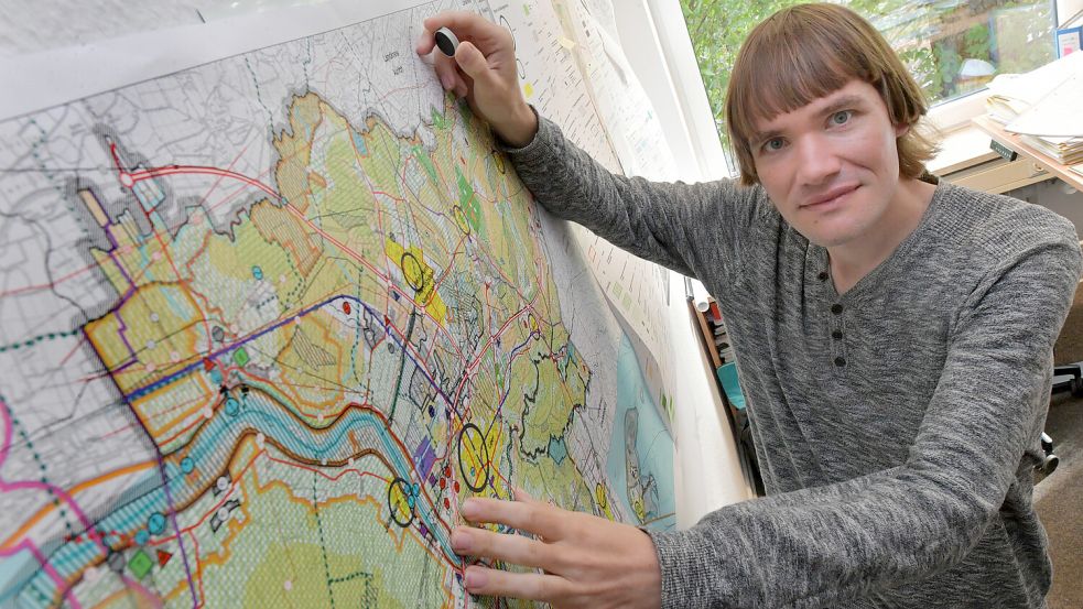 Richard Olbrich erarbeitet für den Landkreis Leer das neue Raumordnungsprogramm. Davon ist die Gemeinde Moormerland betroffen. Foto: Ortgies