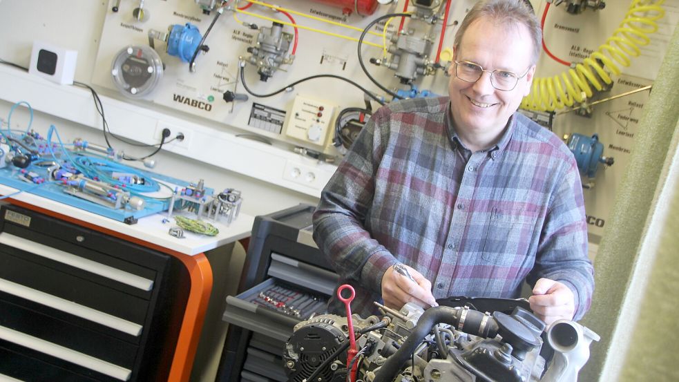 Die KFZ-Technik ist das Steckenpferd von Christian Land. Zum Unterrichtsequipment gehört auch ein echter VW-Motor. Foto: Ferber