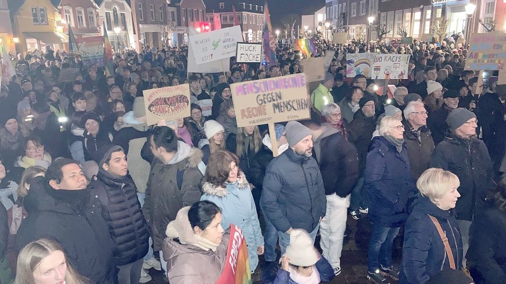 Rund 1500 Menschen kamen am Montagabend auf den Marktplatz in Esens. Fotos: Oltmanns