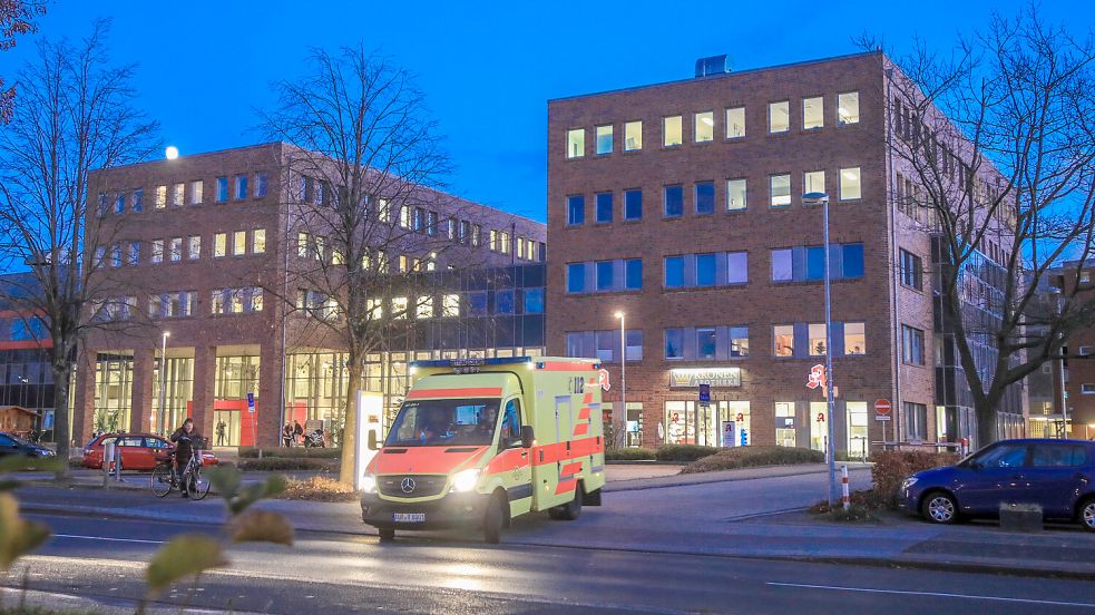 Ein Rettungswagen fährt vom Gelände des Auricher Krankenhauses. Foto: Romuald Banik