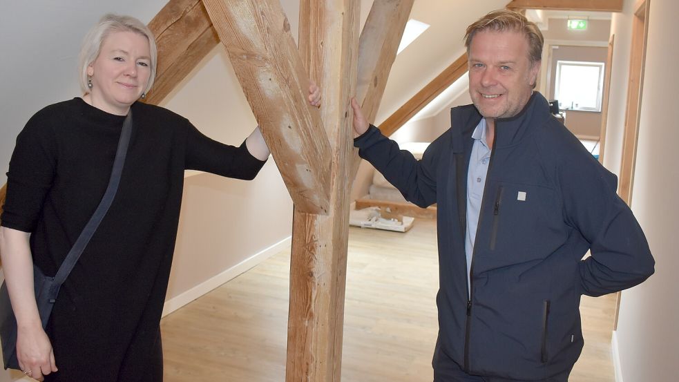 Silke und Niels Plaisir stehen im Dachgeschoss des Hotels „Alte Navigationsschule“. Dort sind sechs Zimmer immer noch nicht freigegeben. Archivfoto: Zein