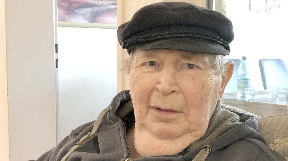 Seinen Elbsegler setzt er nur selten ab: Werner Kroos lebt zurzeit in einem Seniorenzentrum. Foto: H. Müller