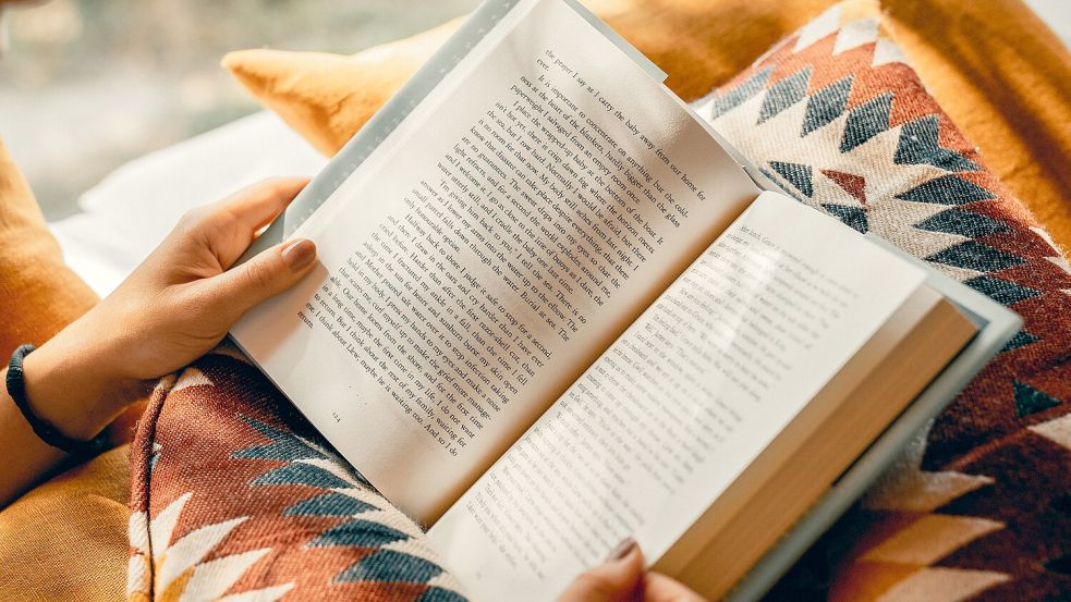 Lesefreude und Leseerfahrungen kann man in Buchclubs teilen - auch gerne in gemütlicher Atmosphäre. Foto: Bettina Mundt