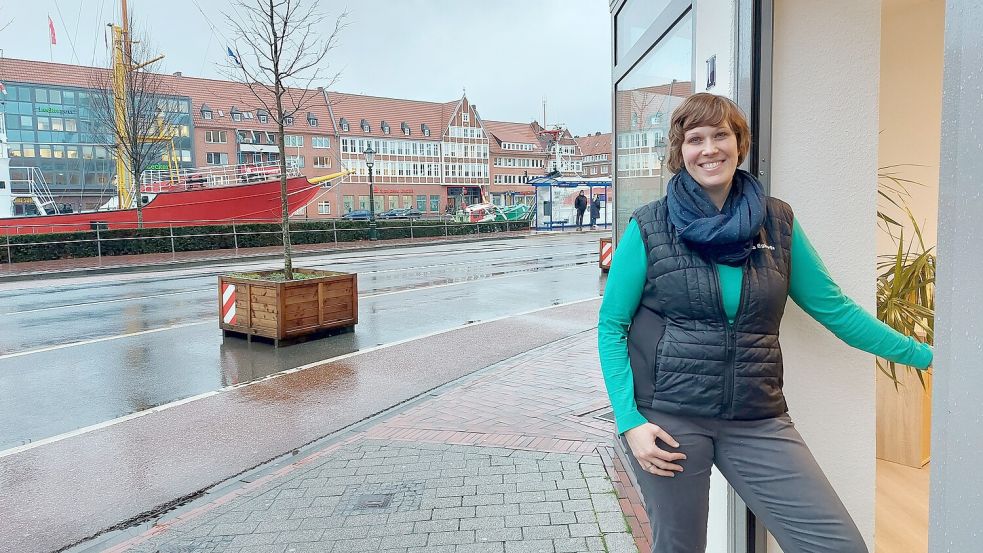 Janna Egberts ist Tierärztin und hat eine Weiterbildung zur Tier-Chiropraktikerin absolviert. Ihre neue Praxis ist an der Neutorstraße 1, mit Blick auf den Delft. Foto: Hanssen