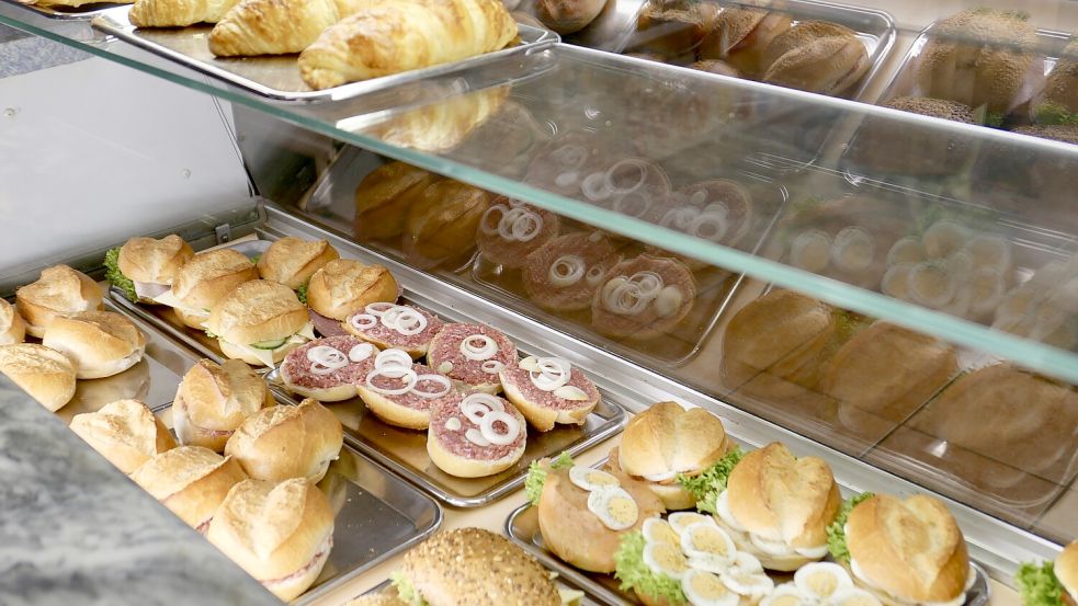 Morgens um Fünf an der B74: In Annette Böschens Kiosk brennt schon Licht. Kaffee und Brötchen sind fertig. Foto: Karolina Meyer-Schilf