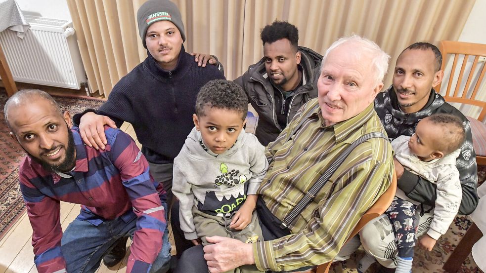 Alt-Maurer-Geselle und Flüchtlingshelfer Johann Meyer im Mittelpunkt: Links Welde, Aron, Henos, Berhane, Habte und Lukas. Foto: Ortgies