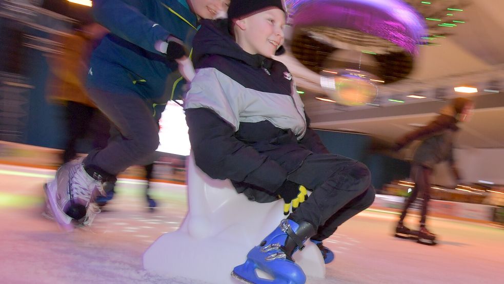 Die Lauflern-Hilfen sind bei jungen Eisläufern beliebt. Viele Kinder und Jugendliche drehen damit ihre Runden auf der Eisfläche. Foto: Ortgies