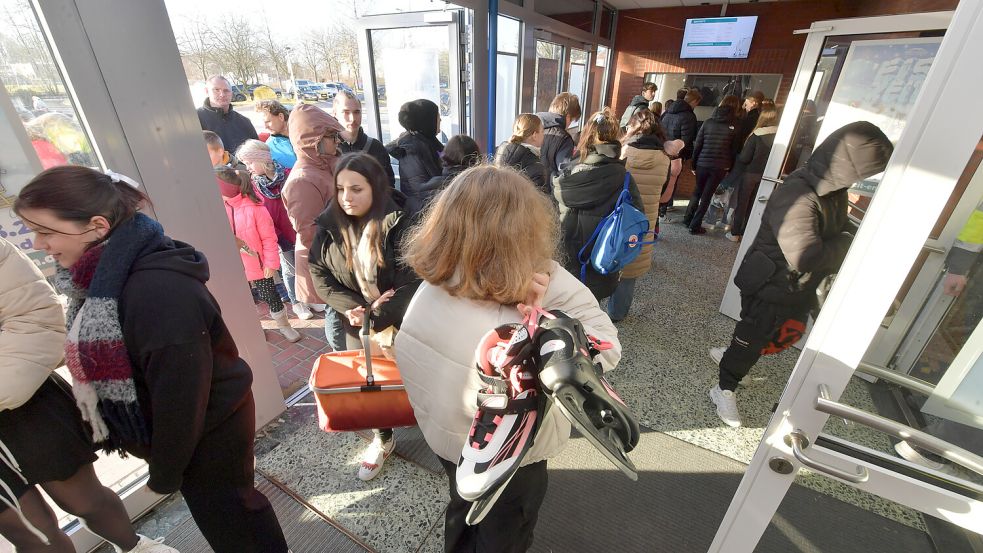 Schon vor der Eröffnung standen viele Menschen vor der Nordseehalle und warteten darauf, dass es endlich losgeht. Foto: Ortgies