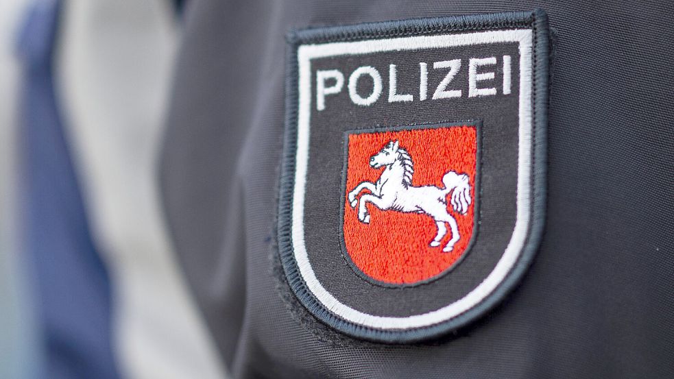 Das Dienstabzeichen der Polizei in Niedersachsen. Der Polizist ist bei der Inspektion Leer/Emden.