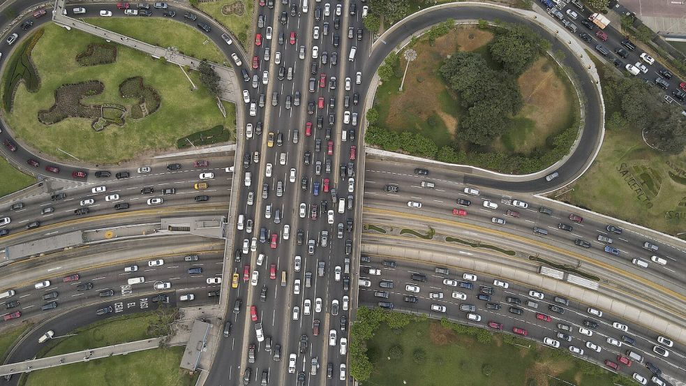 Der Verkehrssektor gehört zu den größten Verursachern von Treibhausgasen in Peru, einem Land mit sehr schnell wachsenden Ballungszentren. Foto: Martin Mejia/AP/dpa