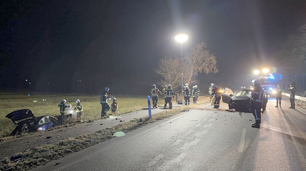 Ein Wagen landete nach dem Zusammenstoß im Straßengraben. Fotos: Feuerwehr