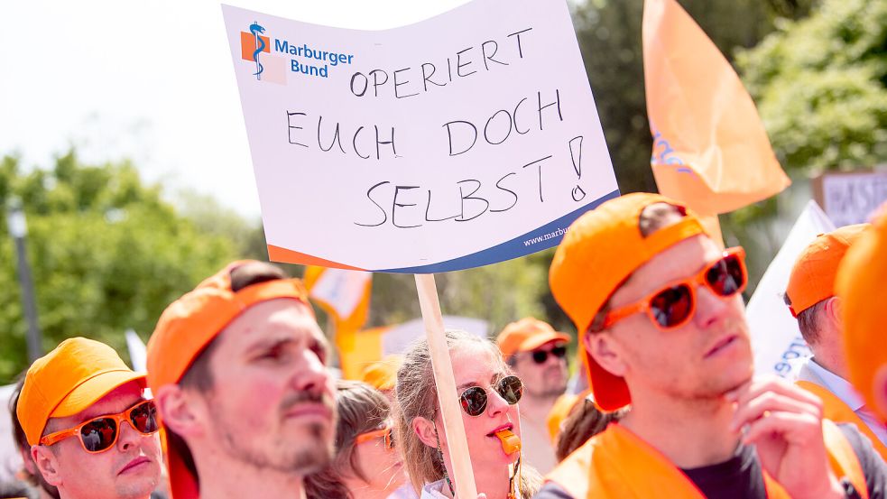 Der Marburger Bund ruft zum Warnstreik an Unikliniken auf. Foto: dpa/Daniel Bockwoldt