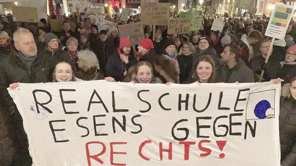 Auf dem Esenser Marktplatz wurde am Montagabend gegen Rechtsextremismus protestiert. Organisiert wurde die Demo von Schülern. Foto: Oltmanns