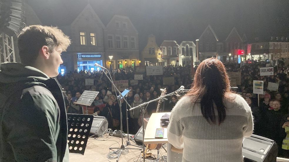 Die Schüler Mihailo Micevic (links) und Ha Vy Le sprechen bei der Schülerdemo auf dem Esenser Marktplatz. Foto: Oltmanns