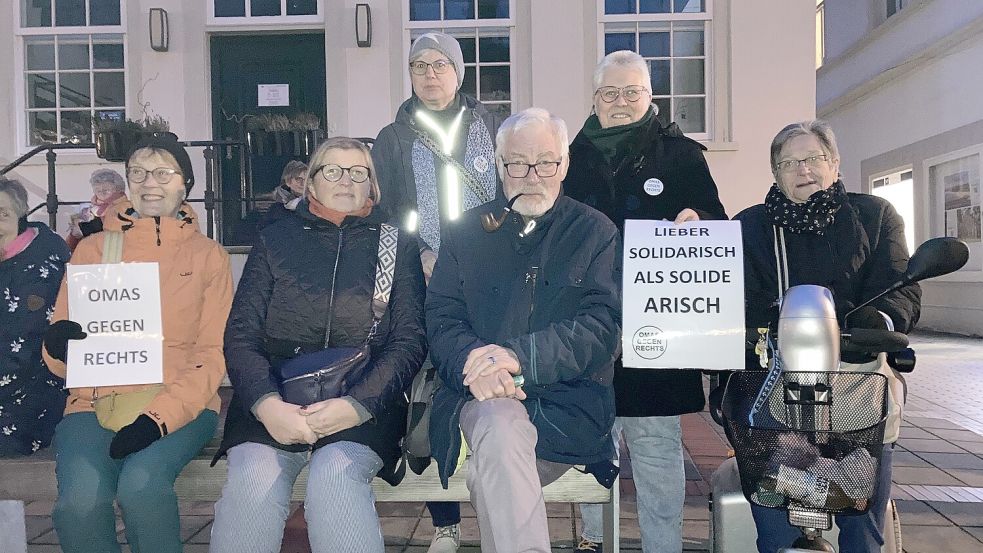 Auch die Gruppierung „Omas gegen rechts“ nahm an der Schülerdemonstration teil. Foto: Oltmanns