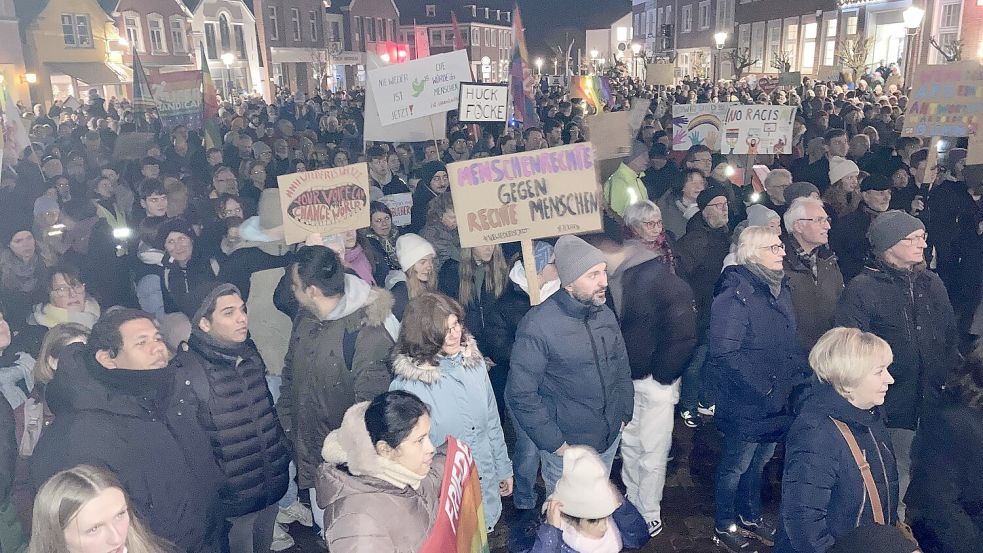 Rund 1500 Menschen versammelten sich am Montagabend auf dem Esenser Marktplatz, um gegen Rechtsextremismus zu protestieren. Foto: Oltmanns