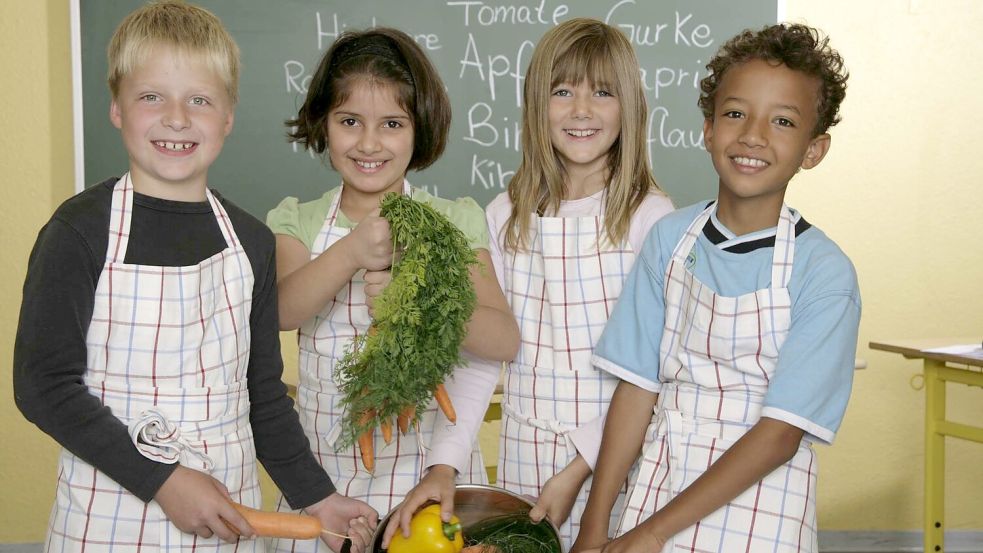 Kinder sind gerne beim Kochen dabei, dann streifen sie auch eine Schürze über. Fotos: Archiv