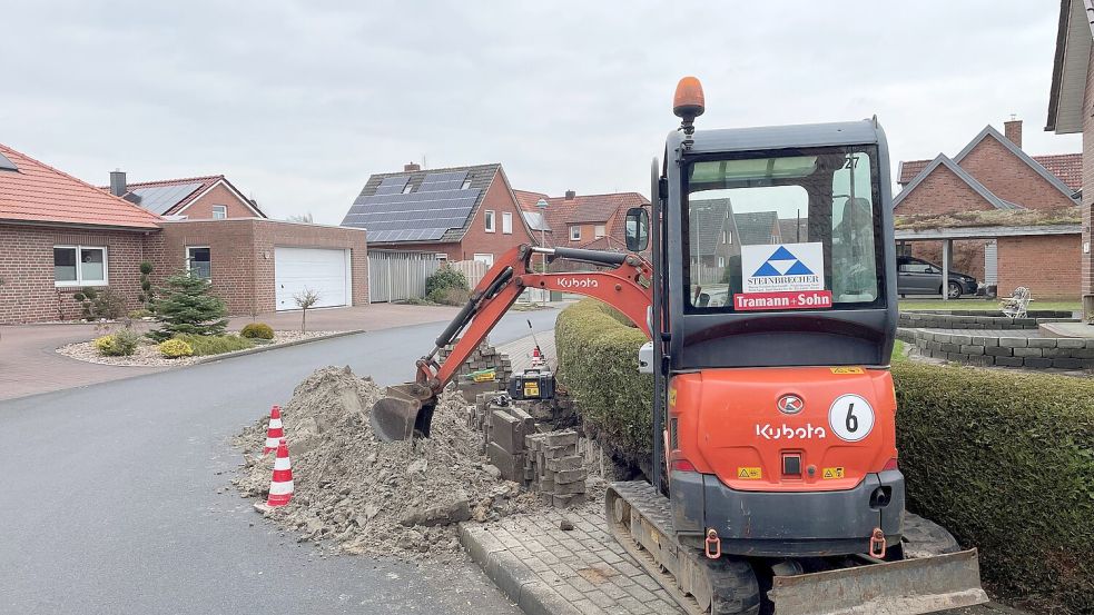 In der Alemannenstraße in Ihrhove hat das Unternehmen Vodafone die Störungsstelle lokalisiert. Am Dienstag haben Tiefbauspezialisten eines örtlichen Dienstleisters die Arbeit aufgenommen, um die Störung zu beheben. Foto: David Ammermann