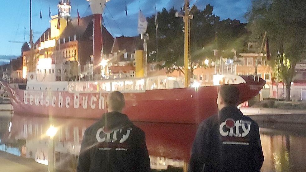 Zwei Sicherheitskräfte der Firma City Protector Service patrouillieren am Ratsdelft in der Emder Innenstadt. Von März an werden Bedienstete dieses Unternehmens aus Hinte regelmäßig in der Stadt unterwegs sein. Foto: City Protector Service