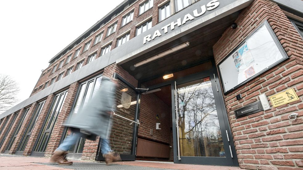 Diese Frau darf das Rathaus betreten. Gegen eine andere hat die Behörde Hausverbot erteilt. Foto: Ortgies