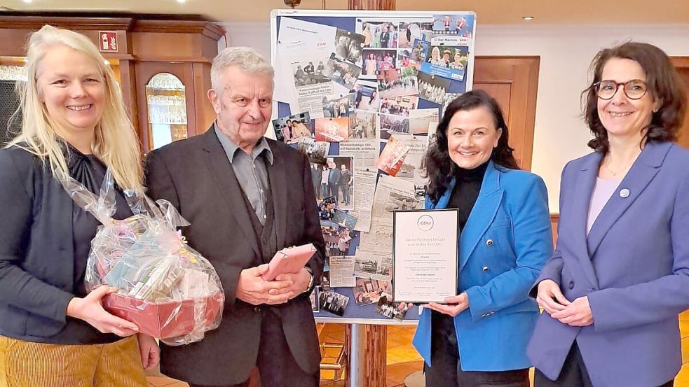 Johannes Müller aus Driever (2. von links) wurde von der Vorsitzender dez CDU Westoverledingen Silke Kuhlemann (links), Gitta Connemann (2. von rechts) und der Kreisvorsitzenden Melanie Nonte für 50 Jahre Mitgliedschaft in der CDU Westoverledingen geehrt. Foto: Scherzer