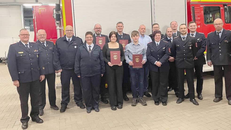 Das Foto zeigt die Beförderten gemeinsam mit der Feuerwehrführung Osterhusen sowie Ehrengästen (von links): Regierungsbrandmeister Erwin Reiners, Abschnittsleiter Jochen Behrends, Michael Redenius, Kinderfeuerwehrwartin Karina Redenius, Thomas Radomski, Melanie ten Hove, Frank Schoneboom, Niko Hedemann, Bürgermeister Uwe Redenius, Jugendfeuerwehrwartin Sylvia Hedemann, den stellvertretenden Ortsbrandmeister Matthias Müller, Gemeindebrandmeister Bastian Kahlert, Ortsbrandmeister Torsten Klaassen, den stellvertretenden Jugendfeuerwehrwart Stefan Bandy, den stellvertretenden Kinderfeuerwehrwart Tim Wegbünder und Hans-Günter Schoneboom. Foto: privat