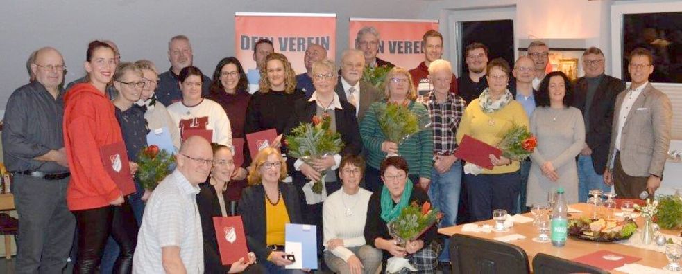 Das Foto zeigt die Geehrten mit ihren Urkunden, Ehrennadeln und Blumensträußen. Foto: privat